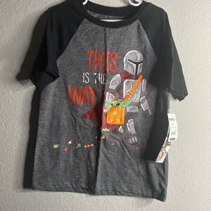 NWT boy’s Star wars Mandalorian halloween raglan short sleeve shirt sZ small 6-7